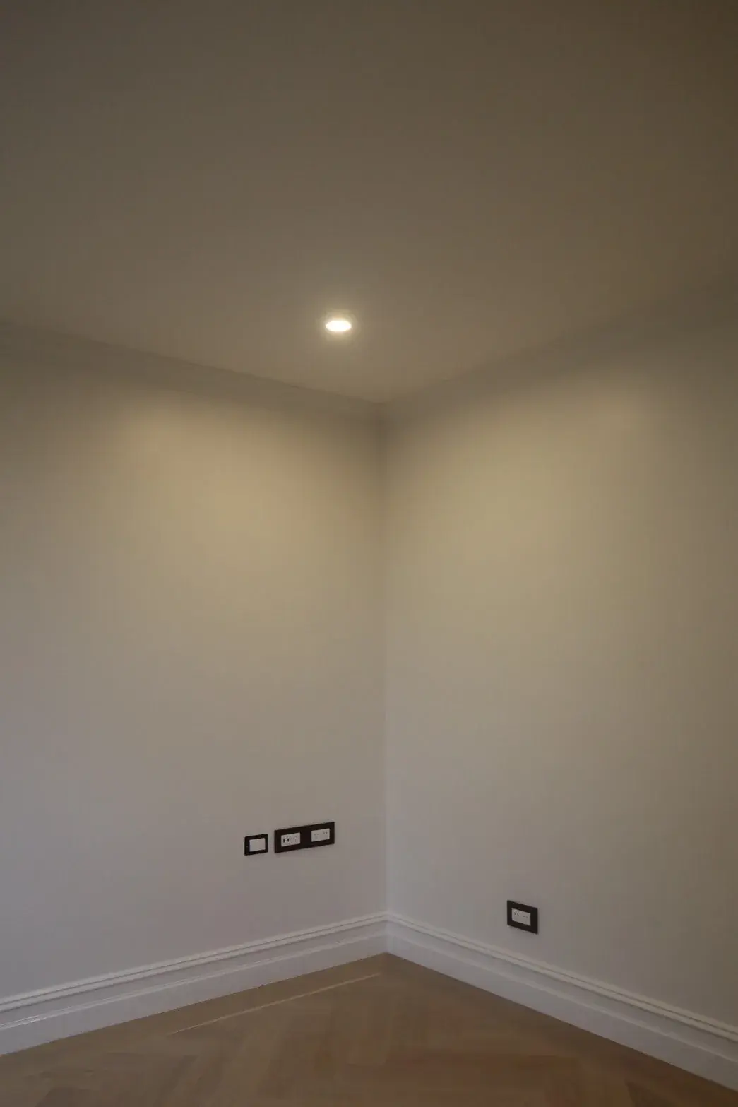 Close-up corner showing a flawless paint finish on plastered walls and skirting in Auckland